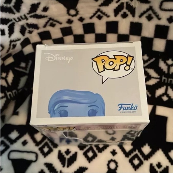 Funko Pop! Ariel Vinyl Figure - Blue Special Edition - Picture 2 of 7